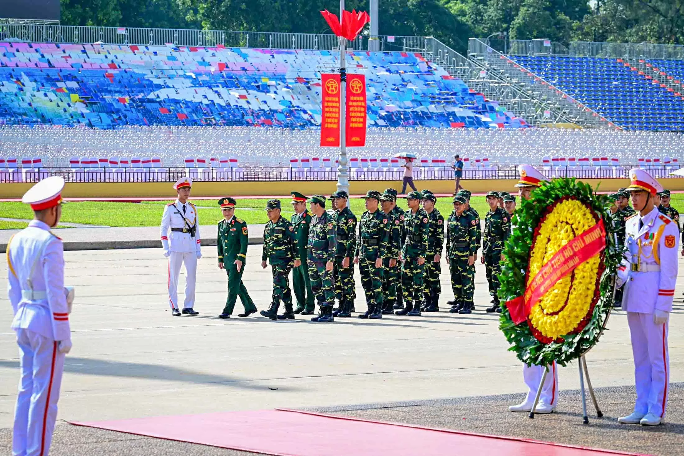Quân nhân Nga, Lào và Campuchia vào Lăng viếng Chủ tịch Hồ Chí Minh