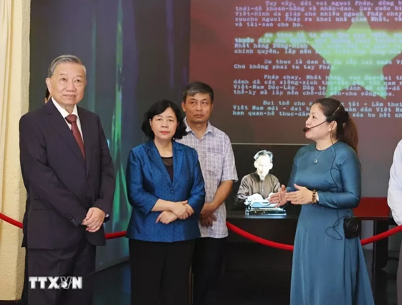 Tổng Bí thư Tô Lâm thăm di tích nhà số 48 Hàng Ngang. (Ảnh: Thống Nhất/TTXVN)
