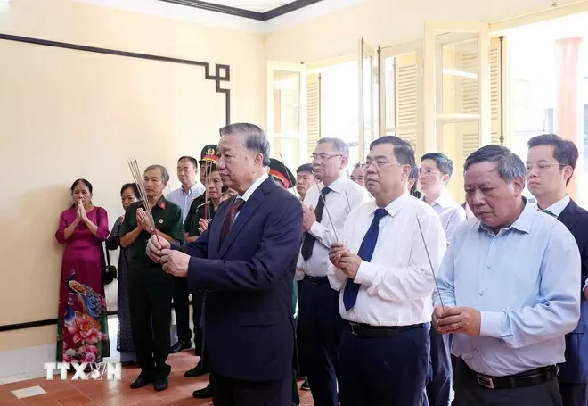Tổng Bí thư Tô Lâm dâng hương Chủ tịch Hồ Chí Minh. (Ảnh: Thống Nhất/TTXVN)