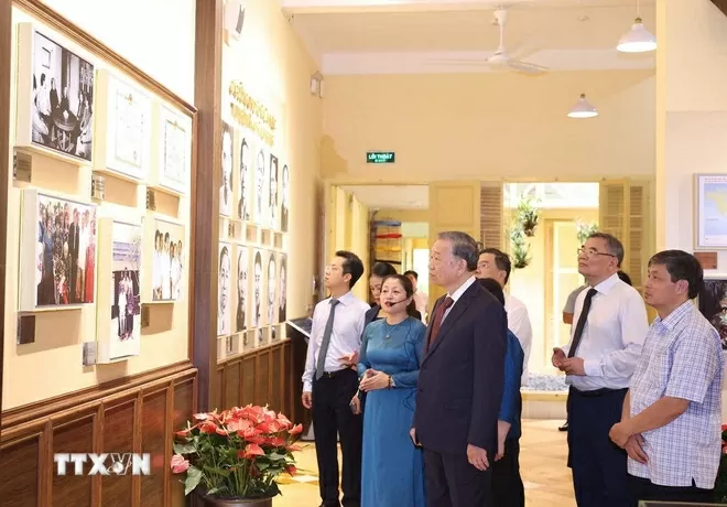 Tổng Bí thư Tô Lâm xem trưng bày tại di tích 48 Hàng Ngang. (Ảnh: Thống Nhất/TTXVN)