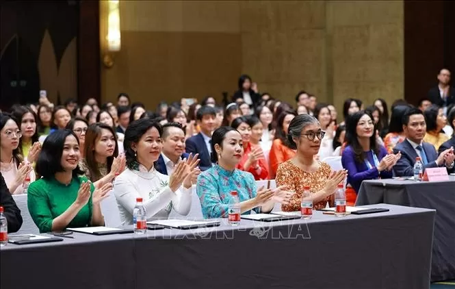 Kiều bào tại cuộc gặp gỡ với Thủ tướng Phạm Minh Chính nhân dịp sang Trung Quốc dự Hội nghị thượng đỉnh SCO. (Nguồn: TTXVN)