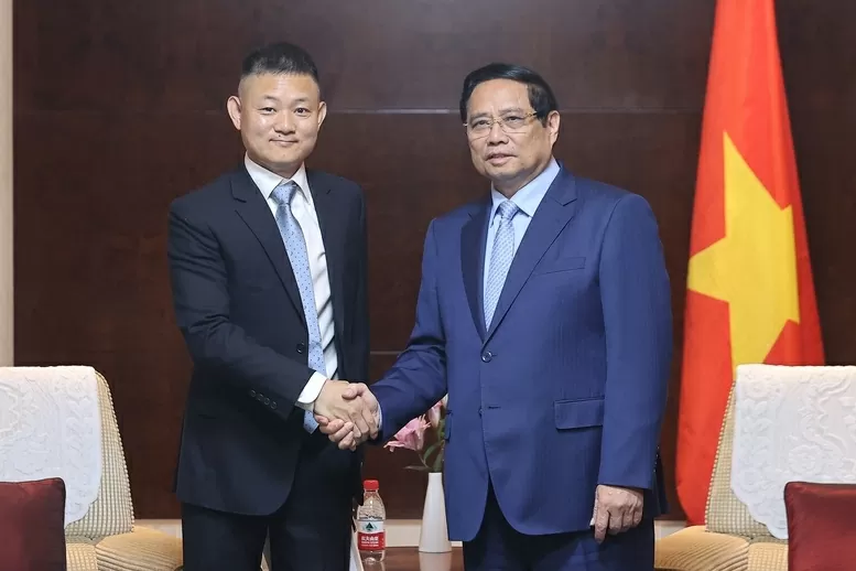 Thủ tướng Phạm Minh Chính tiếp Phó Chủ tịch Tập đoàn Khoa học kỹ thuật Yadea Vương Gia Trung - Ảnh: VGP/Nhật Bắc