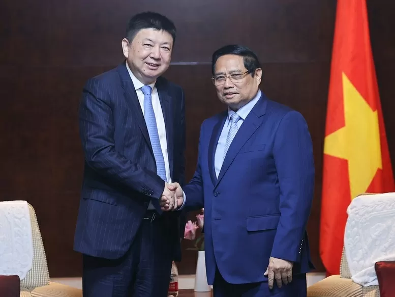 Thủ tướng Phạm Minh Chính tiếp Chủ tịch HĐQT Tập đoàn Thiết kế Hoa Thiết Dương Vệ Đông - Ảnh: VGP/Nhật Bắc