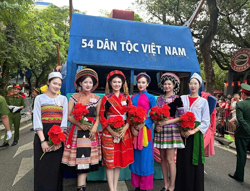 Á hậu Du lịch thế giới 2022 Hương Ly rạng rỡ trong bộ Áo dài dân tộc Cao Lan nhân ngày Quốc khánh 2/9