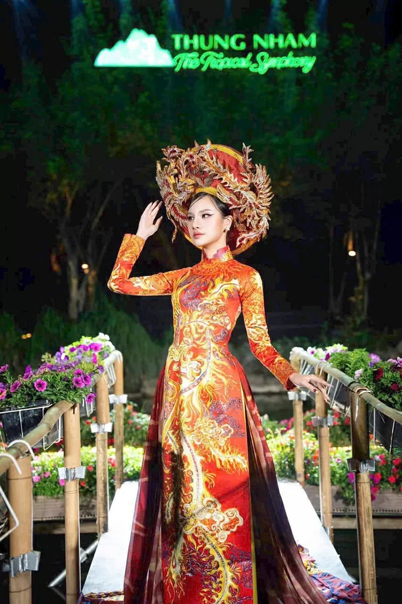 Á hậu Du lịch thế giới 2022 Hương Ly rạng rỡ trong bộ Áo dài dân tộc Cao Lan nhân ngày Quốc khánh 2/9