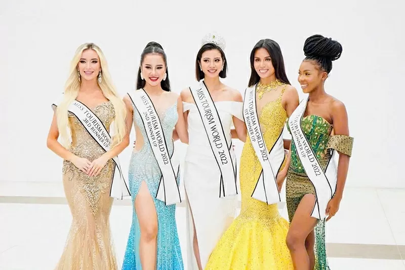 Á hậu Du lịch thế giới 2022 Hương Ly rạng rỡ trong bộ Áo dài dân tộc Cao Lan nhân ngày Quốc khánh 2/9