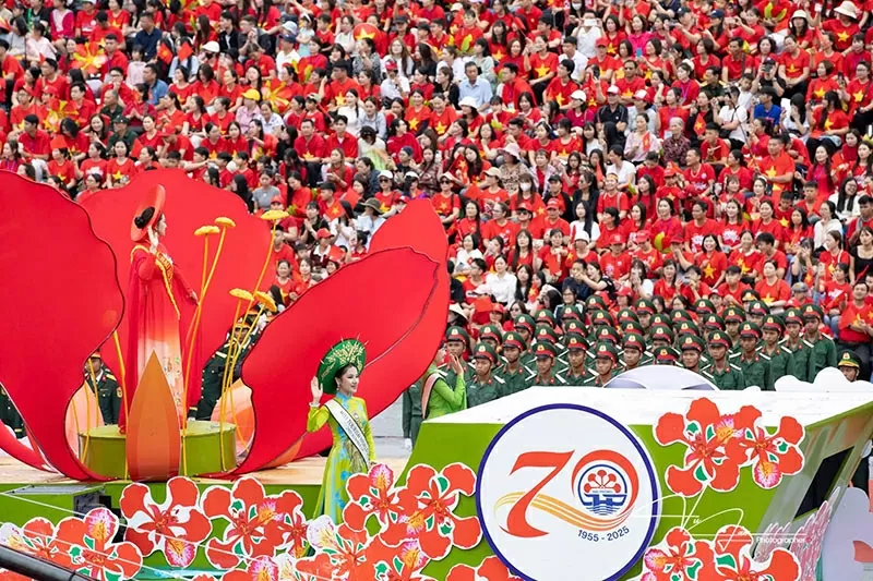 Á hậu Du lịch thế giới 2022 Hương Ly rạng rỡ trong bộ Áo dài dân tộc Cao Lan nhân ngày Quốc khánh 2/9