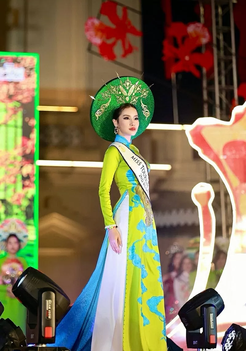 Á hậu Du lịch thế giới 2022 Hương Ly rạng rỡ trong bộ Áo dài dân tộc Cao Lan nhân ngày Quốc khánh 2/9