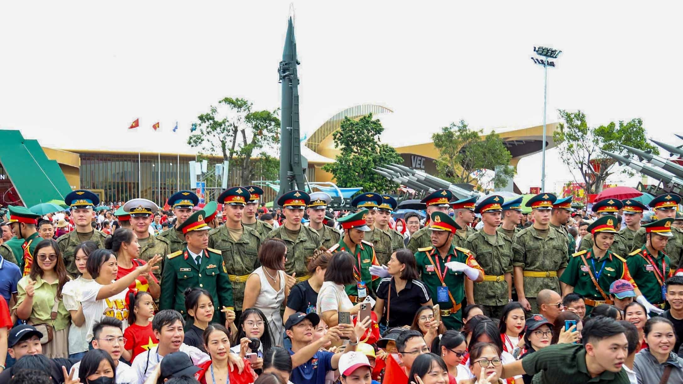 Quân nhân Nga, Lào, Campuchia tham quan không gian trưng bày vũ khí của Việt Nam