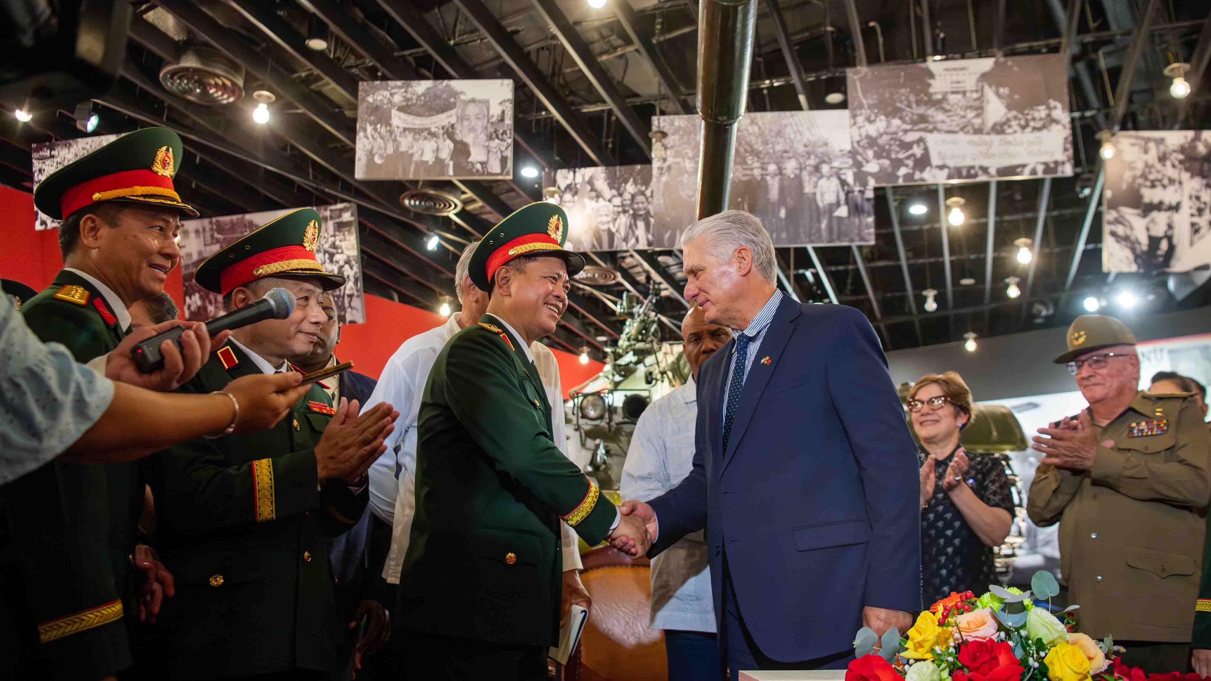 Bí thư thứ nhất, Chủ tịch nước Cuba tham quan Bảo tàng lịch sử quân sự Việt Nam