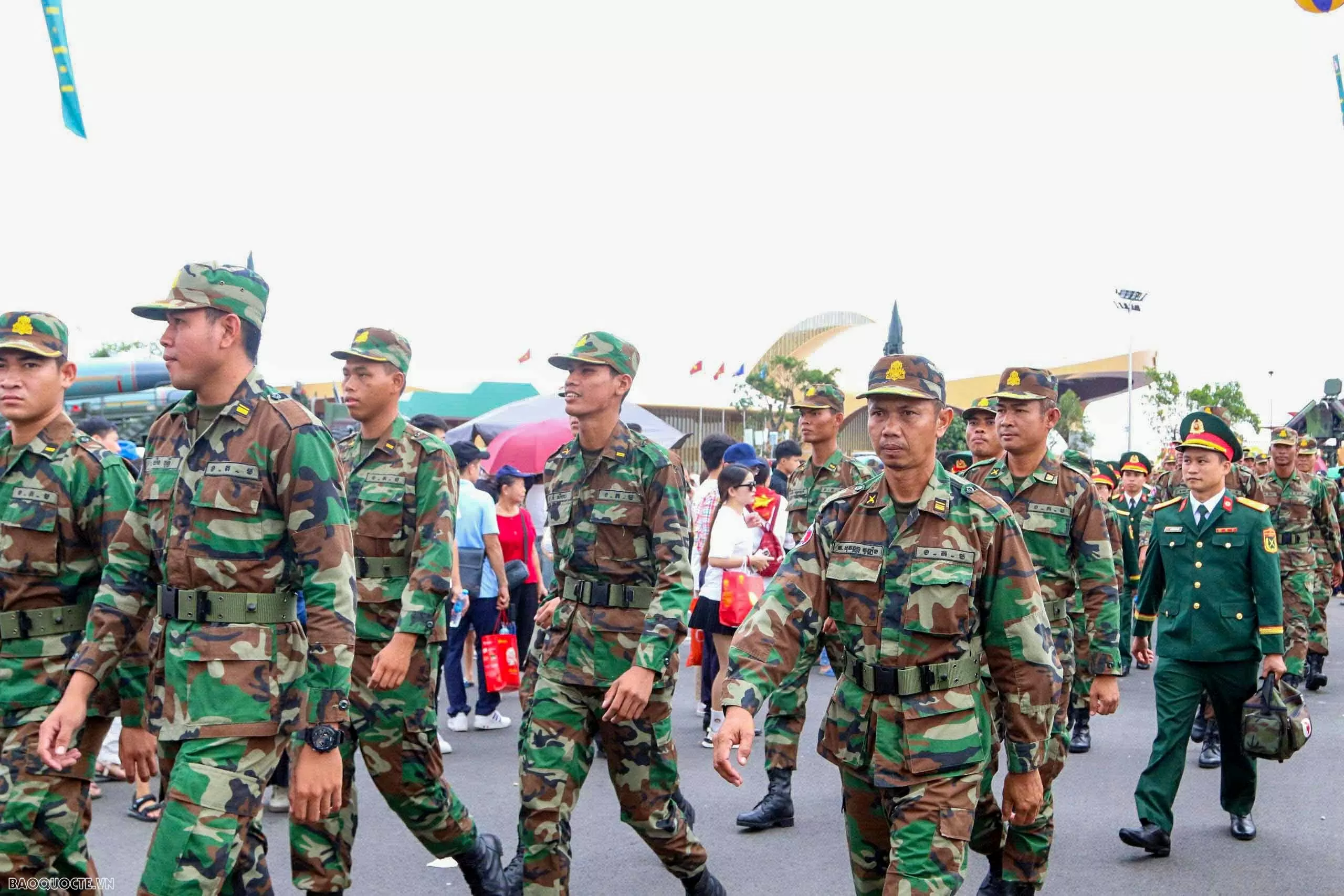 Quân nhân Nga, Lào và Campuchia tham quan Triển lãm thành tựu 80 năm đất nước