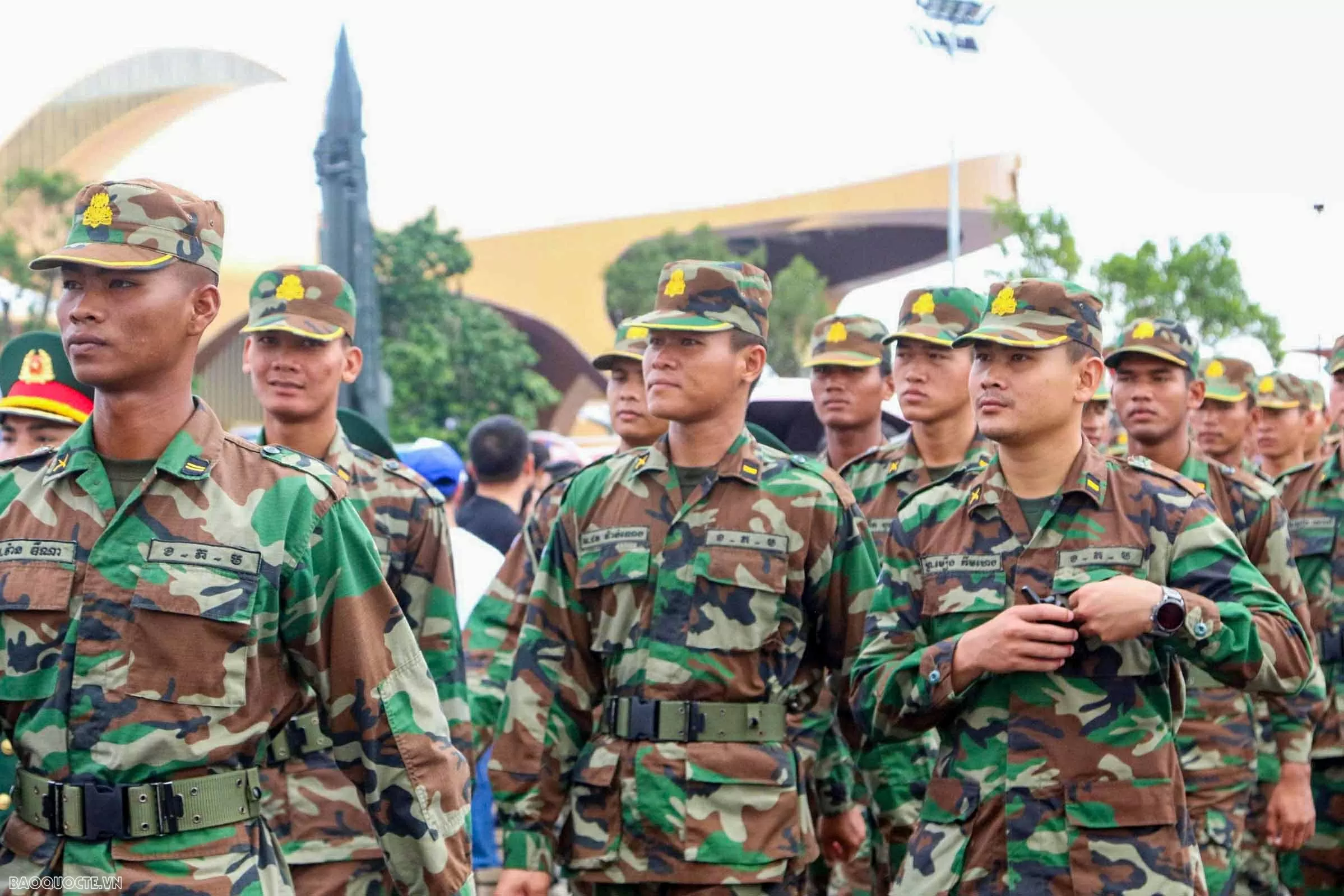 Quân nhân Nga, Lào và Campuchia tham quan Triển lãm thành tựu 80 năm đất nước