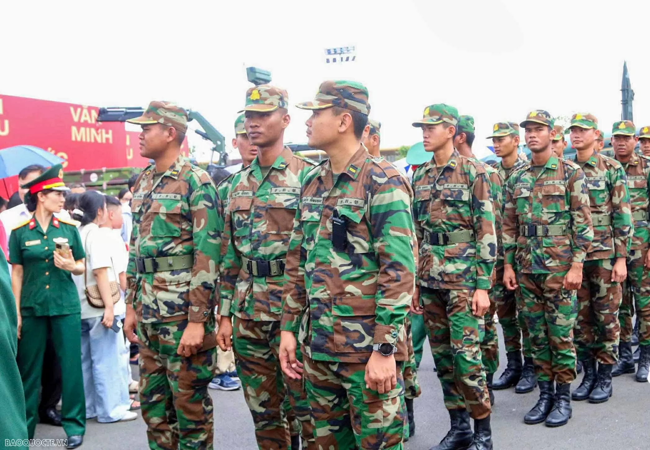 Quân nhân Nga, Lào và Campuchia tham quan Triển lãm thành tựu 80 năm đất nước
