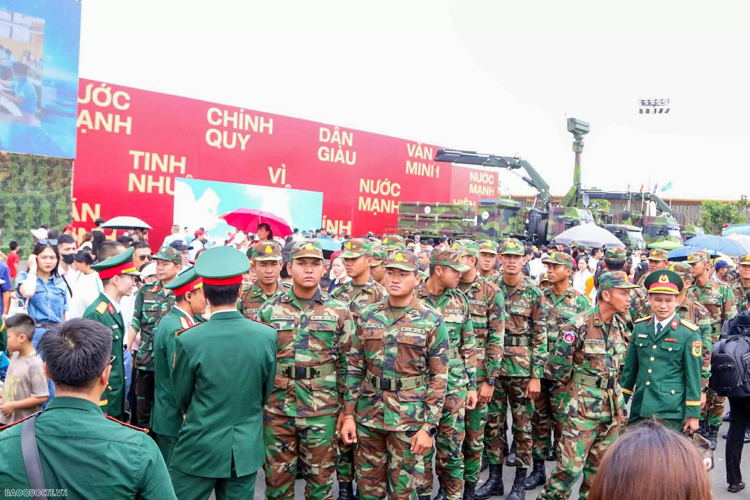 Quân nhân Nga, Lào và Campuchia tham quan Triển lãm thành tựu 80 năm đất nước Quân nhân Nga, Lào và Campuchia tham quan Triển lãm thành tựu 80 năm đất nước
