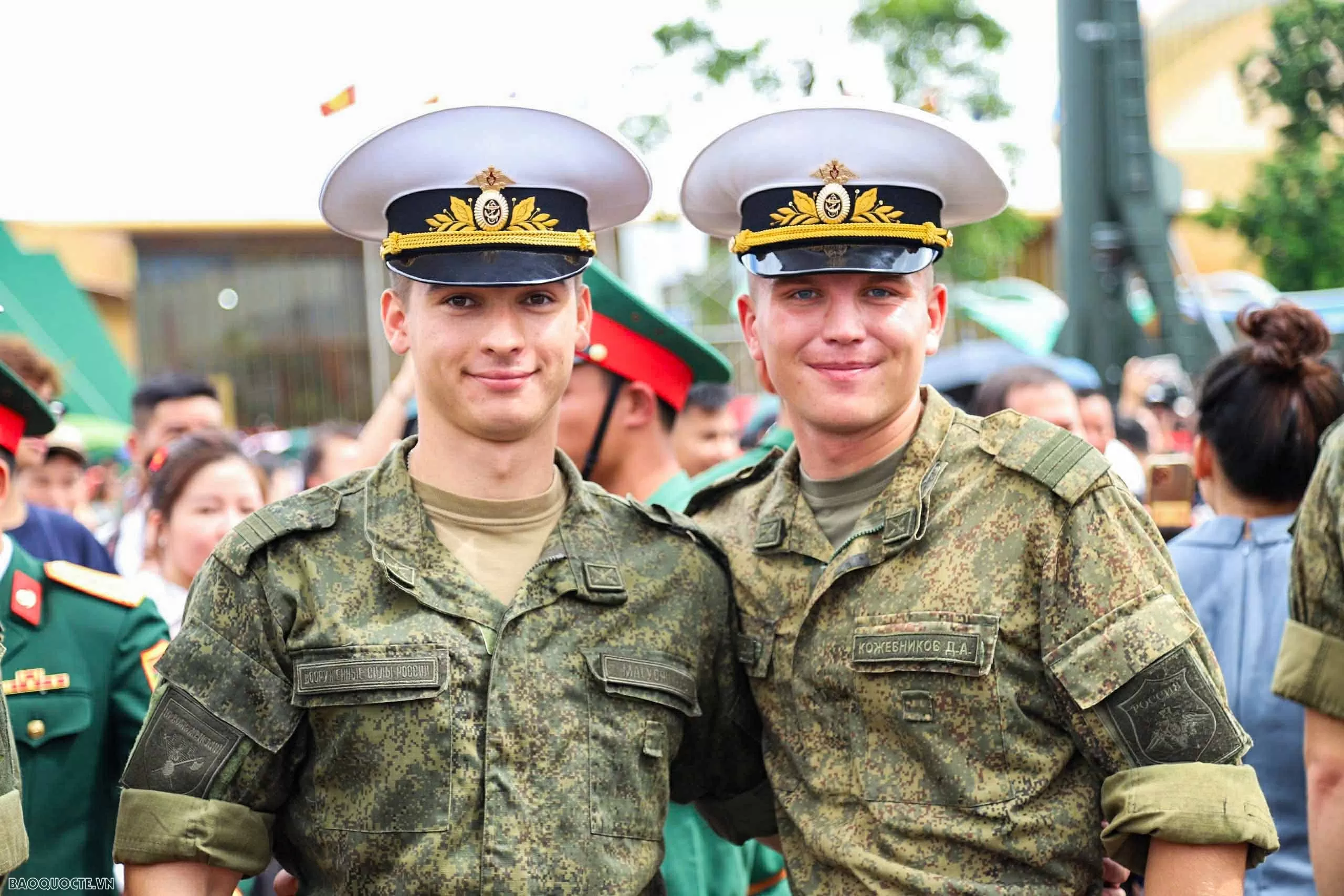 Quân nhân Nga, Lào và Campuchia tham quan Triển lãm thành tựu 80 năm đất nước