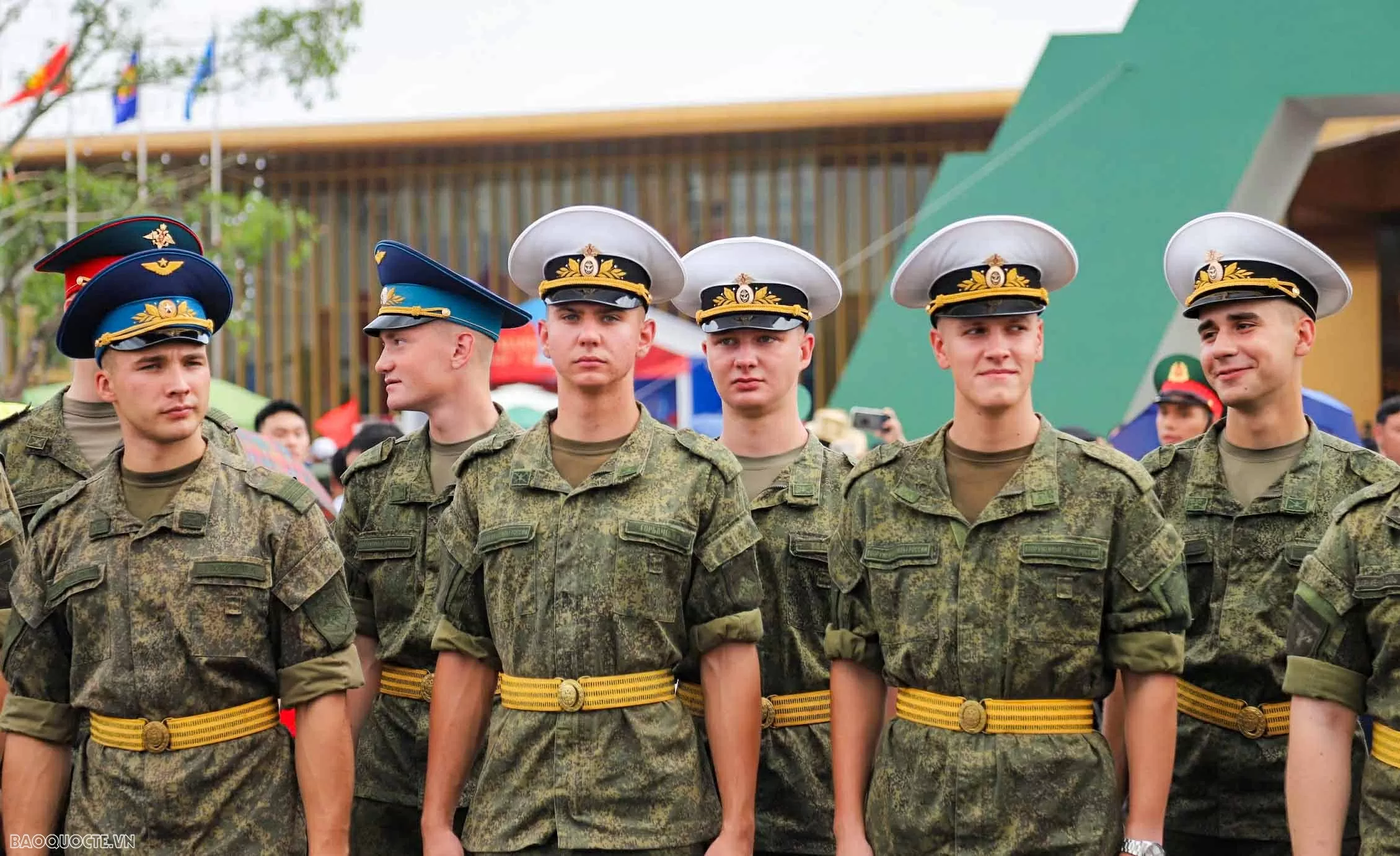 Quân nhân Nga, Lào và Campuchia tham quan Triển lãm thành tựu 80 năm đất nước