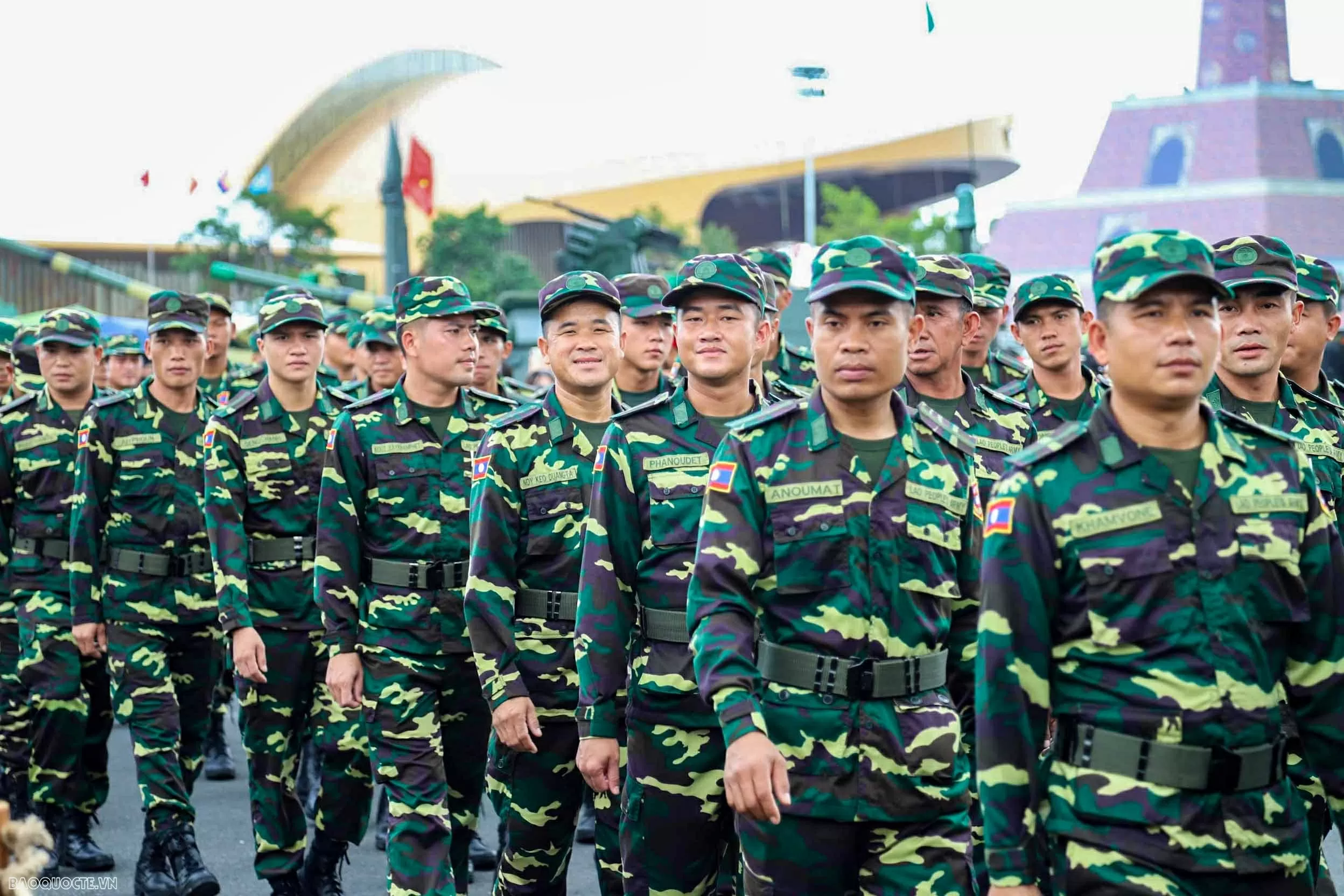 Quân nhân Nga, Lào và Campuchia tham quan Triển lãm thành tựu 80 năm đất nước