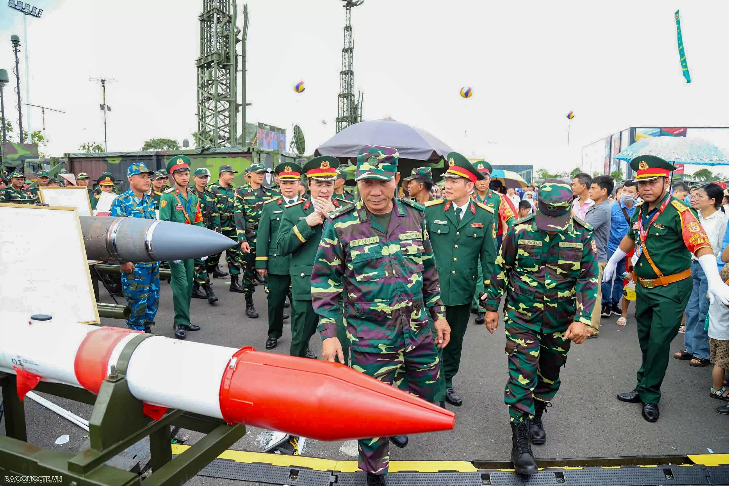 Quân nhân Nga, Lào và Campuchia tham quan Triển lãm thành tựu 80 năm đất nước