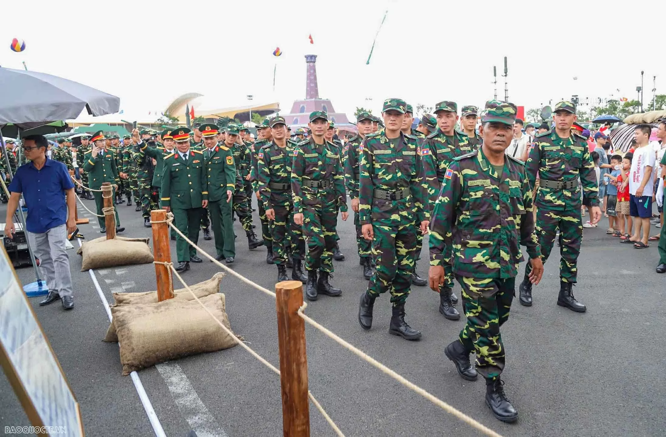 Quân nhân Nga, Lào và Campuchia tham quan Triển lãm thành tựu 80 năm đất nước