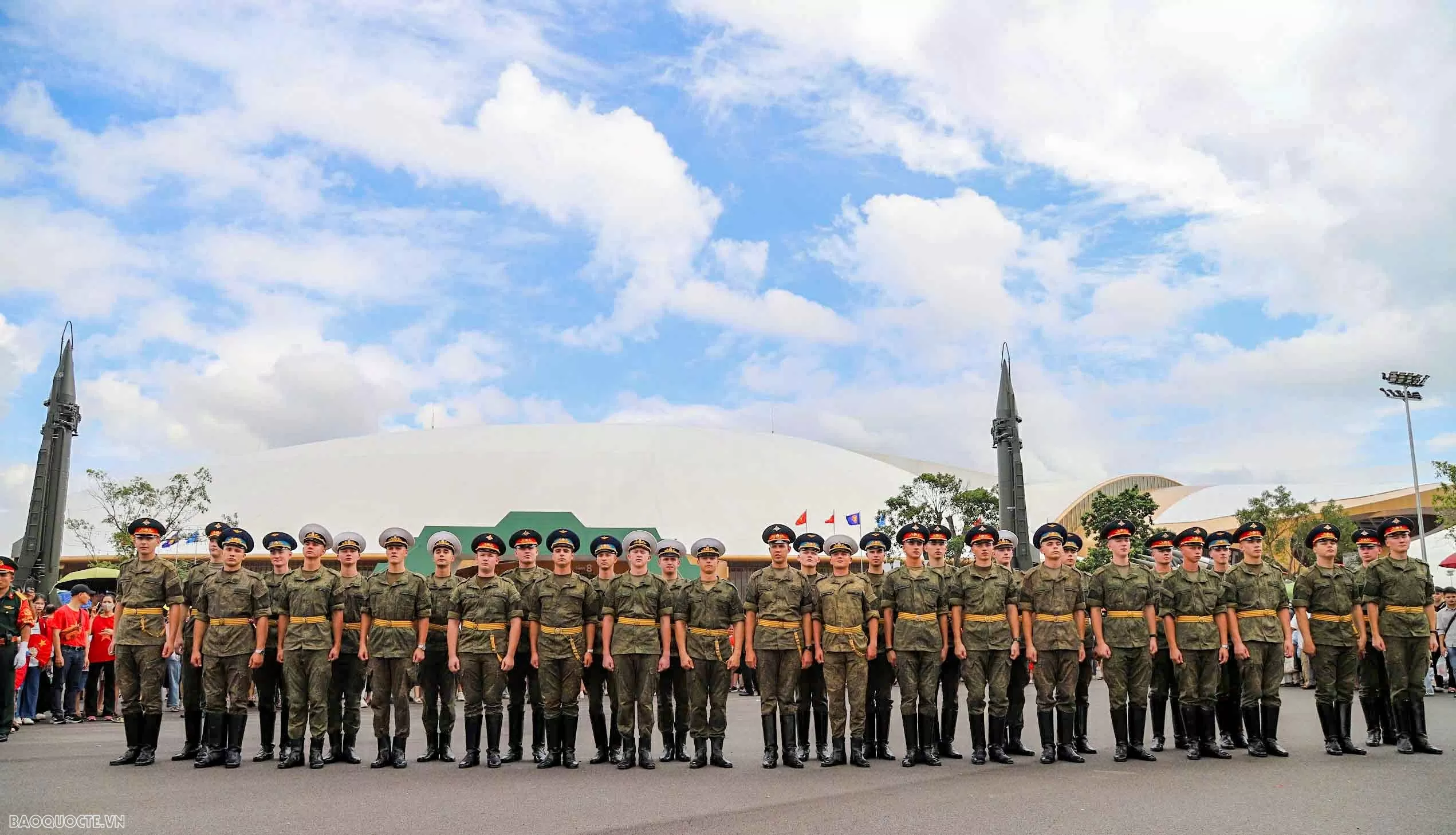 Quân nhân Nga, Lào và Campuchia tham quan Triển lãm thành tựu 80 năm đất nước