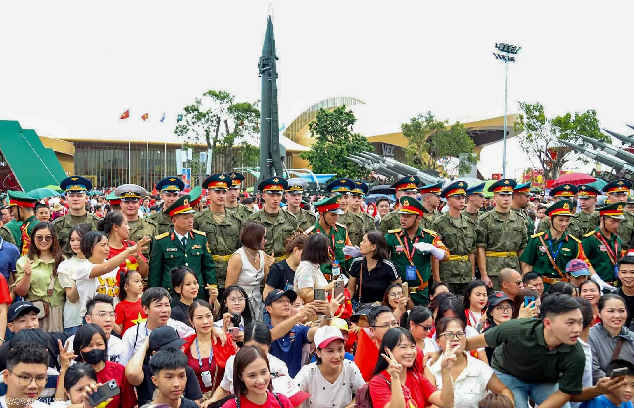 Quân nhân Nga, Lào và Campuchia tham quan Triển lãm thành tựu 80 năm đất nước