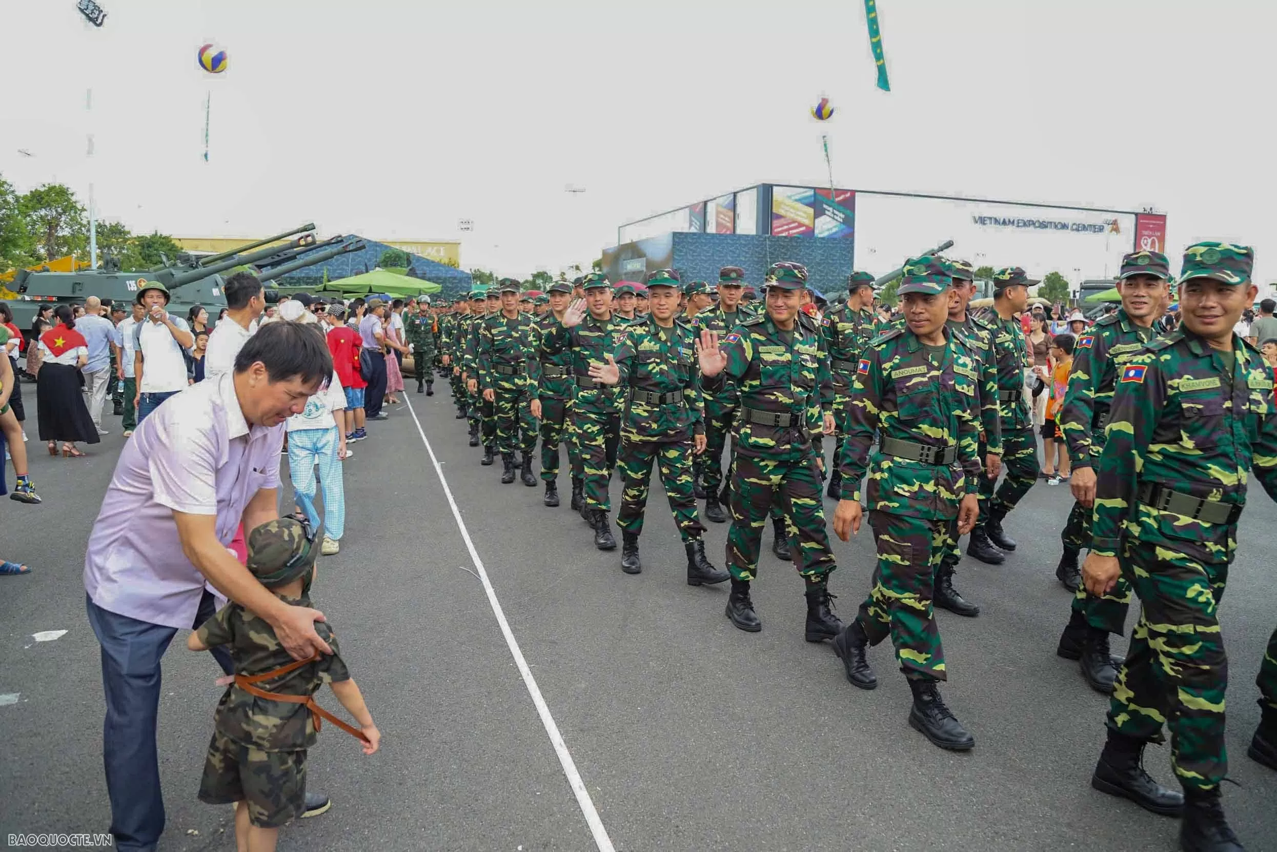 Quân nhân Nga, Lào và Campuchia tham quan Triển lãm thành tựu 80 năm đất nước Quân nhân Nga, Lào và Campuchia tham quan Triển lãm thành tựu 80 năm đất nước
