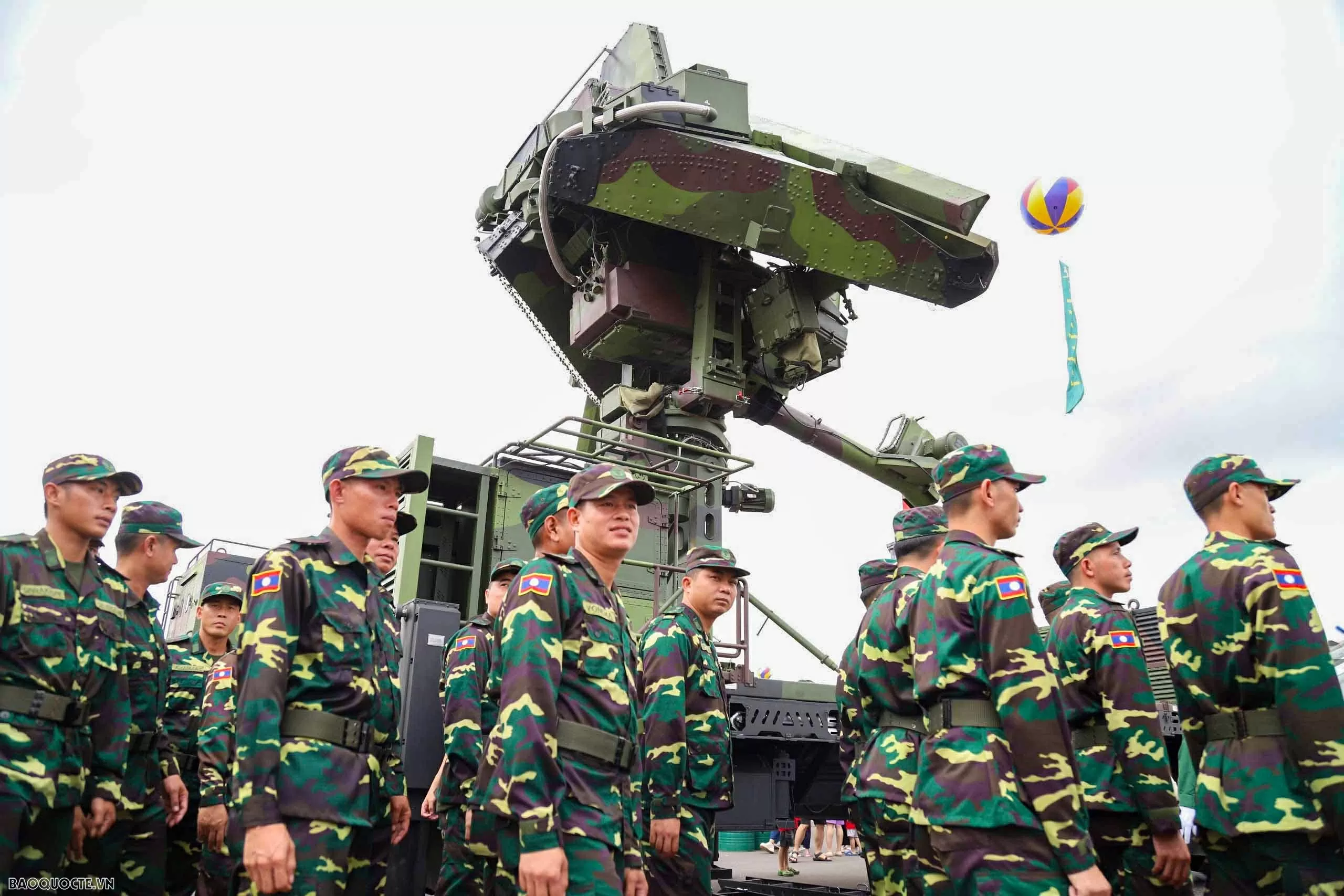 Quân nhân Nga, Lào và Campuchia tham quan Triển lãm thành tựu 80 năm đất nước