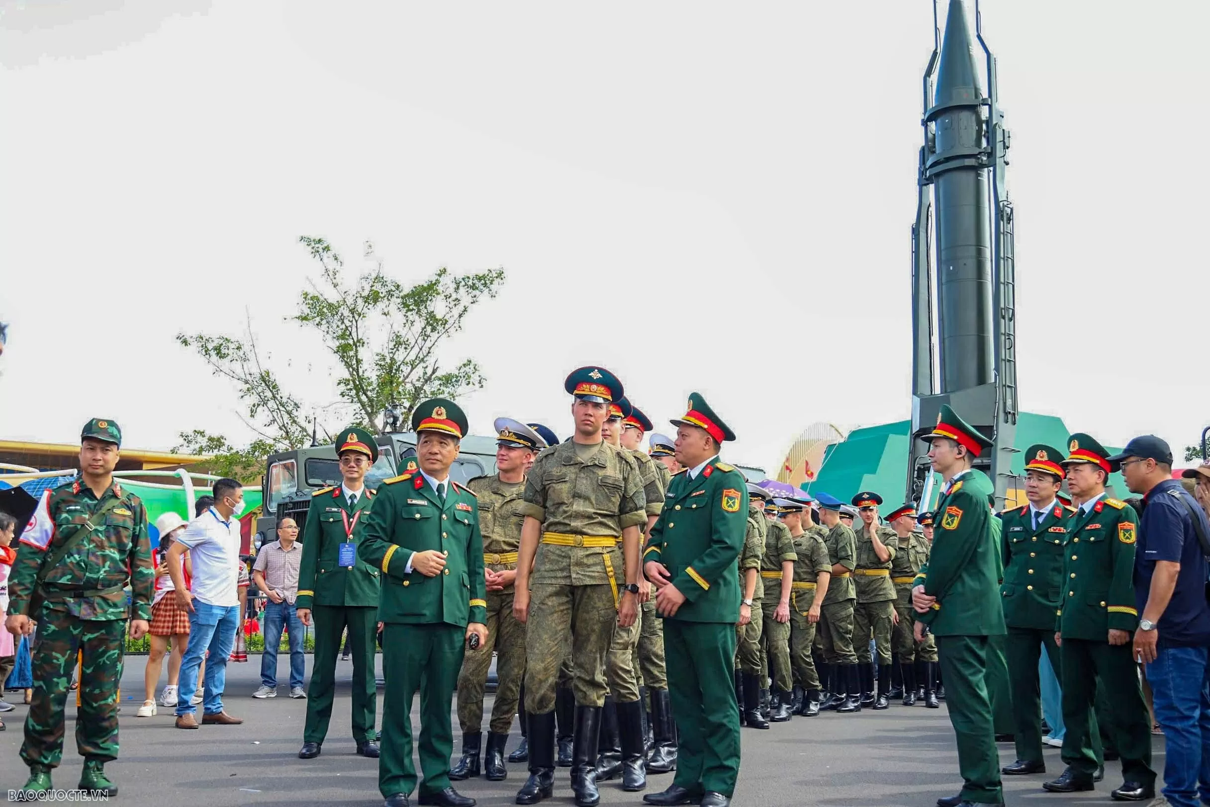 Quân nhân Nga, Lào và Campuchia tham quan Triển lãm thành tựu 80 năm đất nước