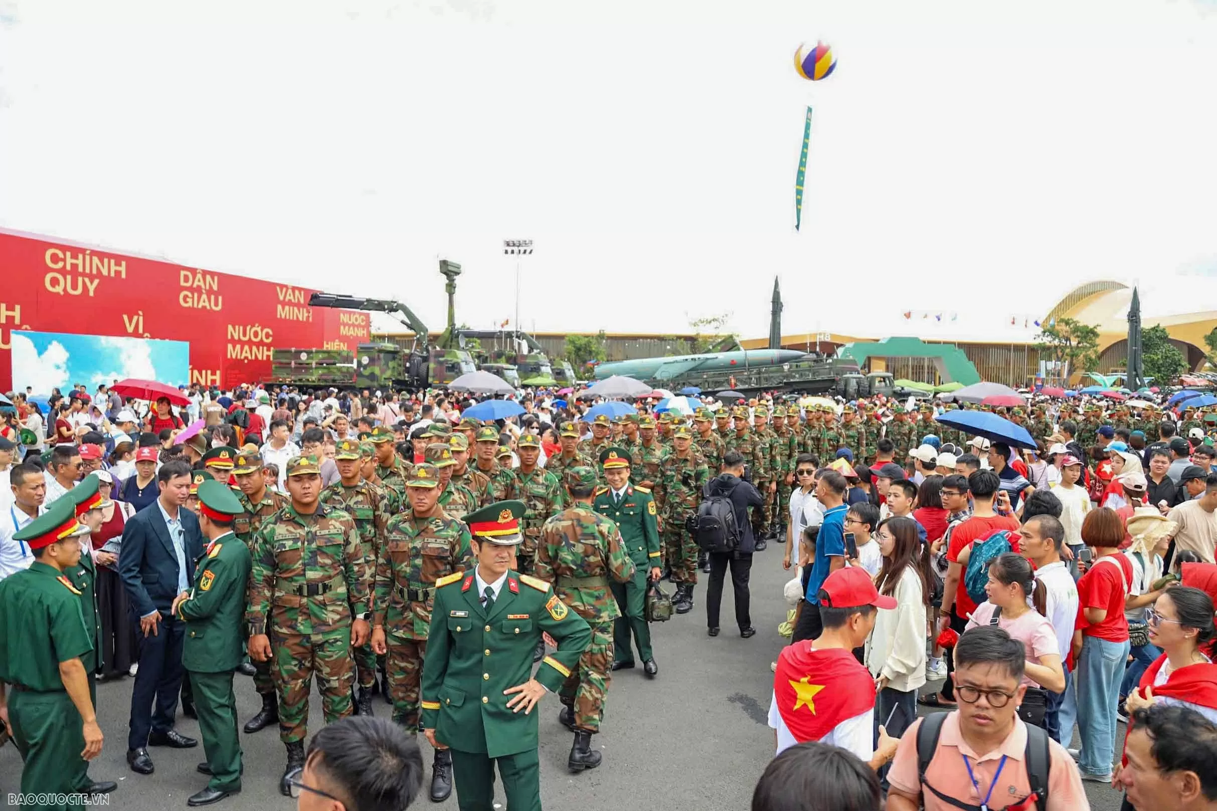 Quân nhân Nga, Lào và Campuchia tham quan Triển lãm thành tựu 80 năm đất nước