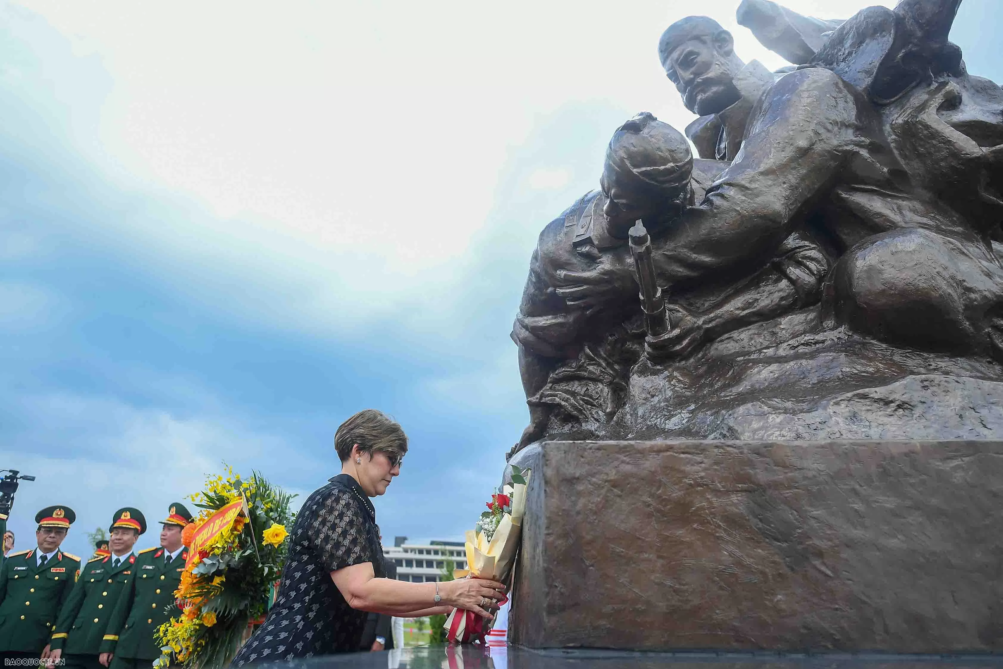 Tổng Bí thư, Chủ tịch nước Cuba thăm Bảo tàng Quân sự Việt Nam, dâng hoa Tượng Chiến sĩ quốc tế Cuba