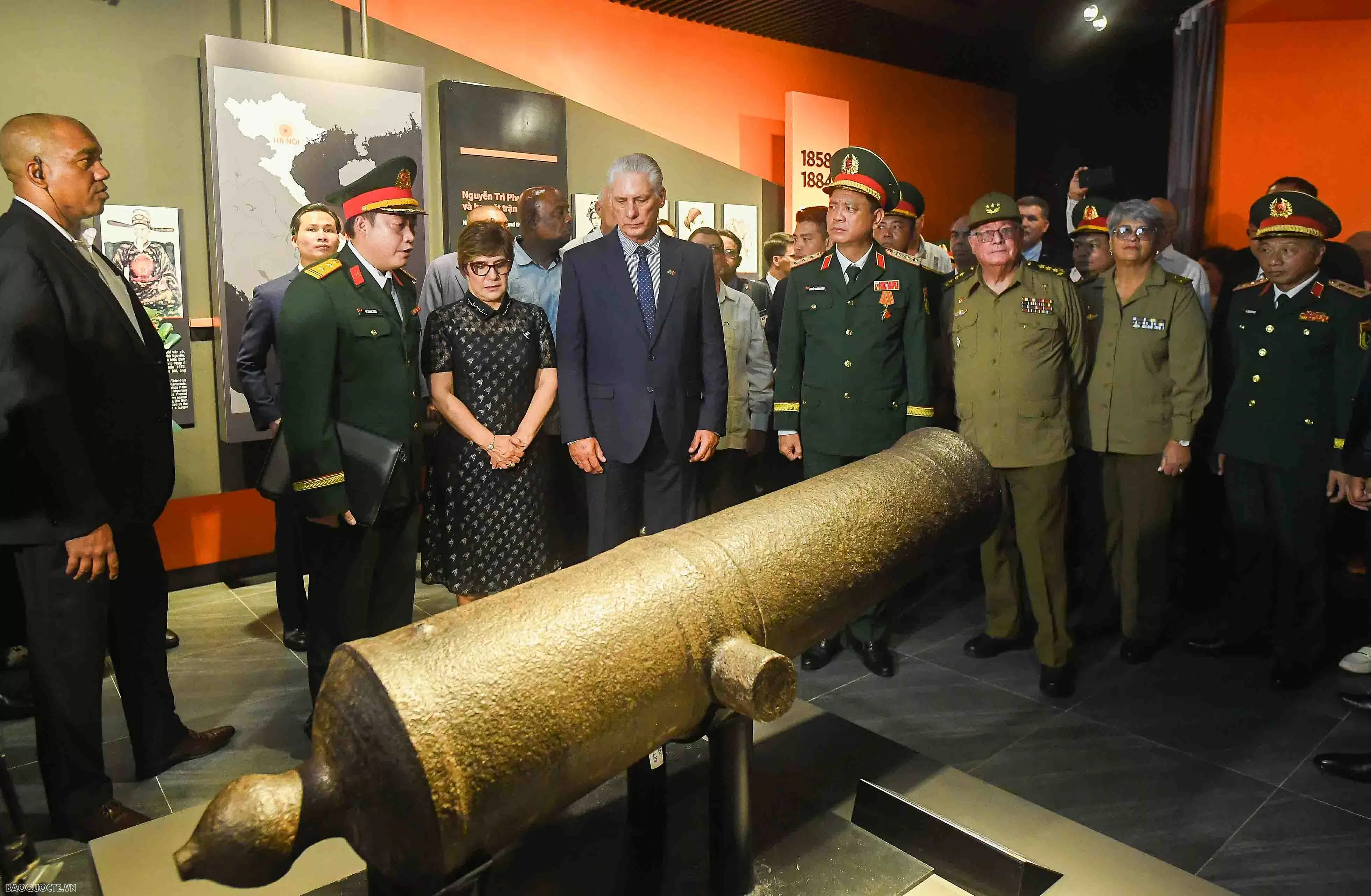 Tổng Bí thư, Chủ tịch nước Cuba thăm Bảo tàng Quân sự Việt Nam, dâng hoa Tượng Chiến sĩ quốc tế Cuba
