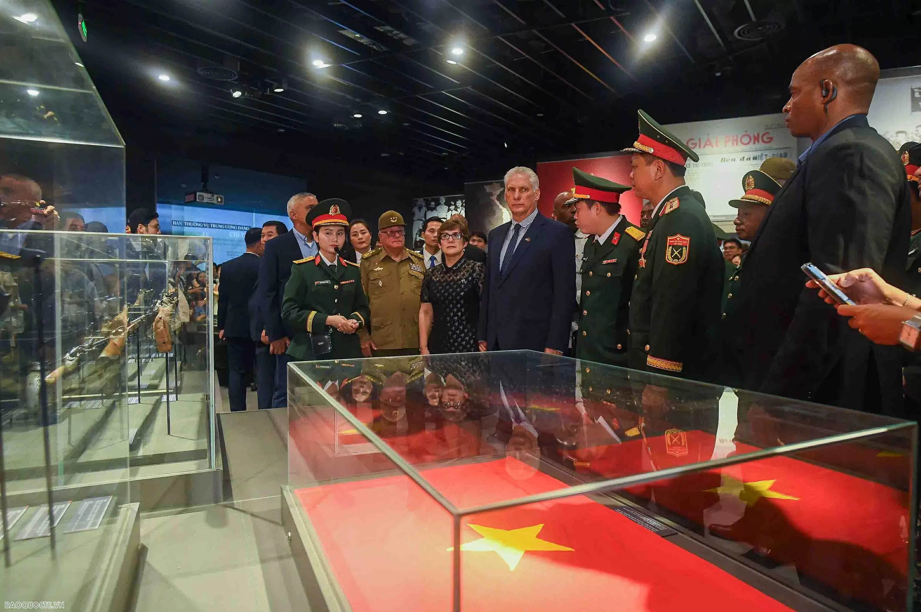 Tổng Bí thư, Chủ tịch nước Cuba thăm Bảo tàng Quân sự Việt Nam, dâng hoa Tượng Chiến sĩ quốc tế Cuba