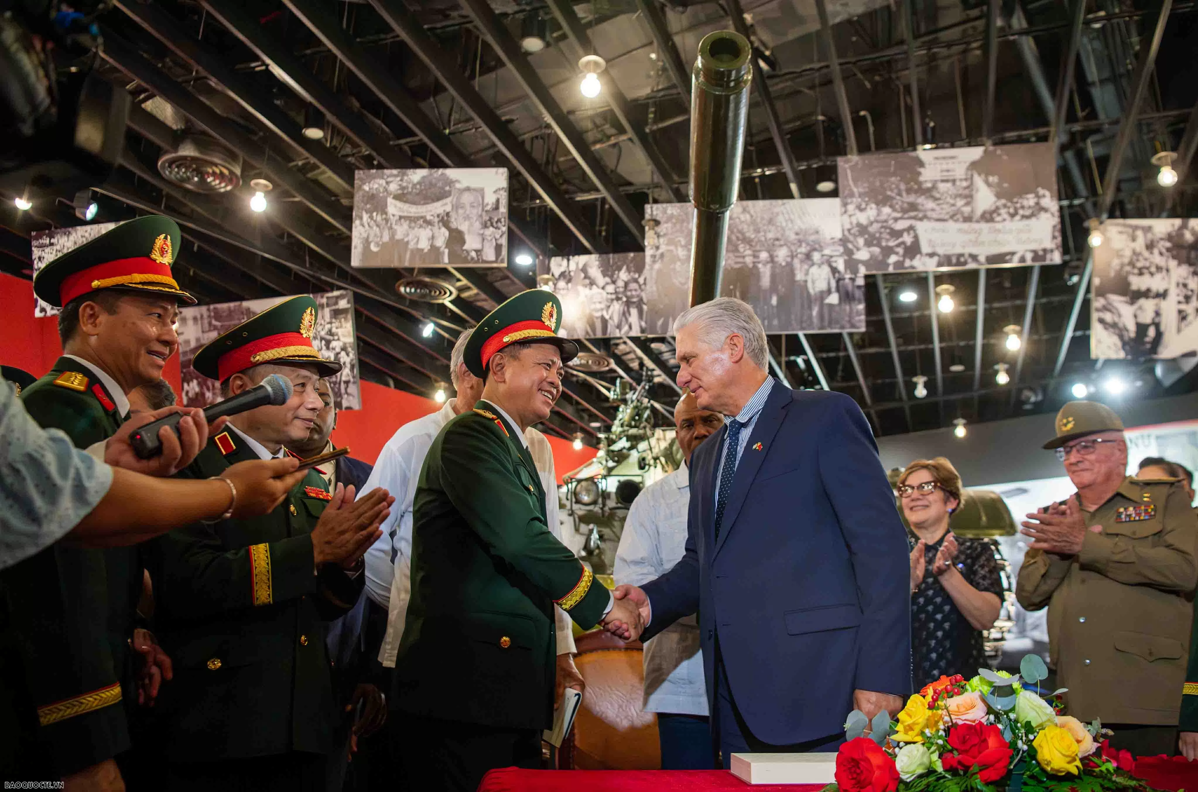 Tổng Bí thư, Chủ tịch nước Cuba thăm Bảo tàng Quân sự Việt Nam, dâng hoa Tượng Chiến sĩ quốc tế Cuba