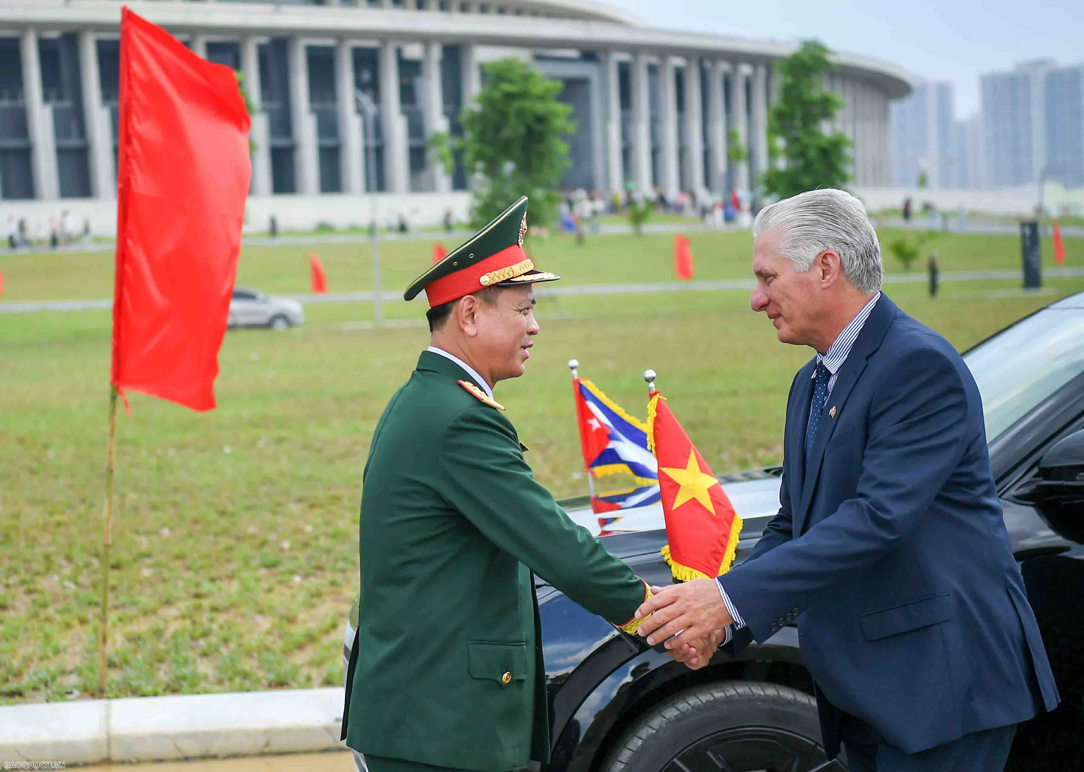 Tổng Bí thư, Chủ tịch nước Cuba thăm Bảo tàng Quân sự Việt Nam, dâng hoa Tượng Chiến sĩ quốc tế Cuba