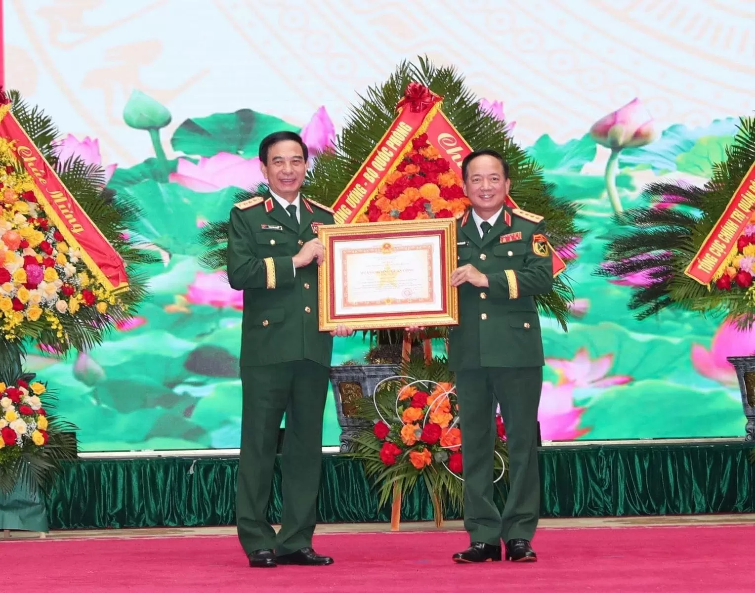 Đại tướng Trịnh Văn Quyết, Chủ nhiệm Tổng cục Chính trị QĐND Việt Nam trao Huân chương Quân công hạng nhất cho Đại tướng Phan Văn Giang, Bộ trưởng Quốc phòng. Ảnh: TTXVN