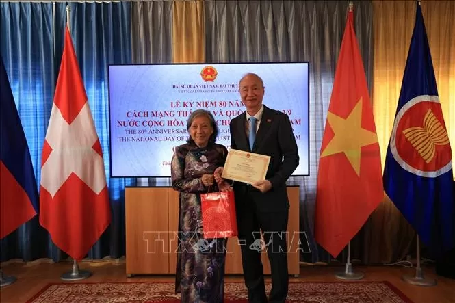 Đại sứ Phùng Thế Long và cô Ngọc Dung Moser - Tổng Thư ký Hội Người Việt Nam tại Thụy Sĩ. Ảnh: Anh Hiển - PV TTXVN tại Thụy Sỹ