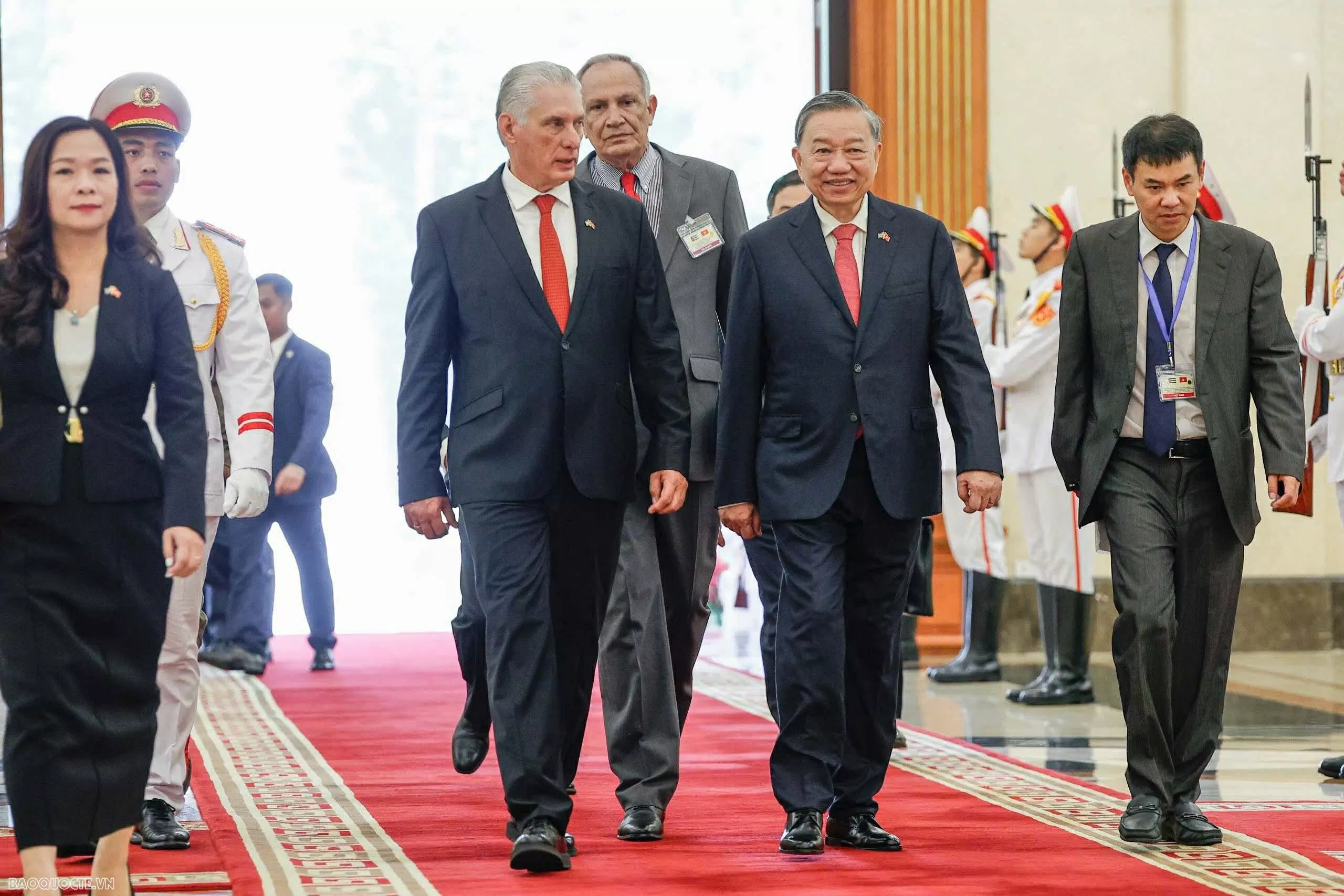 Nhà lãnh đạo Cuba xúc động khi được sống trong tình cảm thắm thiết của người dân Việt Nam Nhà lãnh đạo Cuba xúc động khi được sống trong tình cảm thắm thiết của người dân Việt Nam