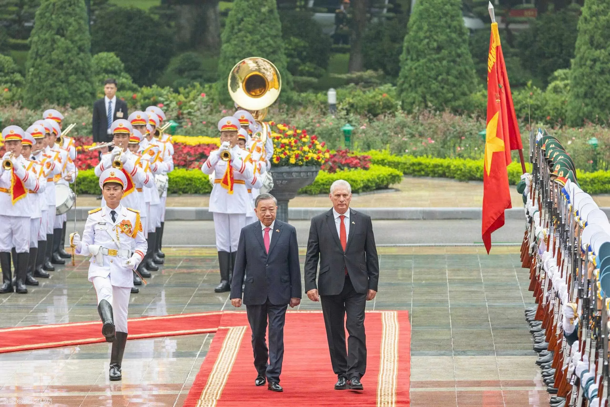 Nhà lãnh đạo Cuba xúc động khi được sống trong tình cảm thắm thiết của người dân Việt Nam