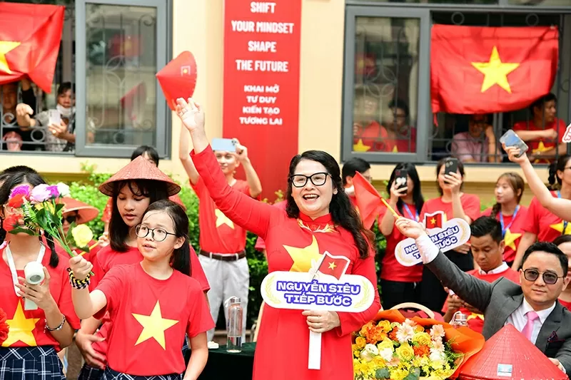 9 ngôn ngữ, một tình yêu: Tuổi trẻ Nguyễn Siêu tri ân Tổ quốc