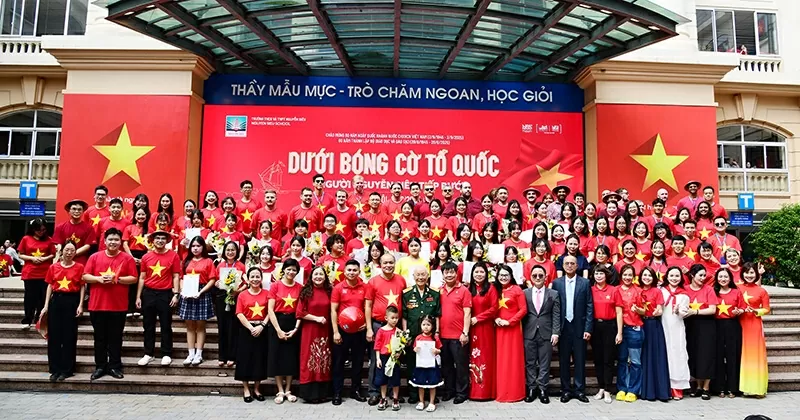 9 ngôn ngữ, một tình yêu: Tuổi trẻ Nguyễn Siêu tri ân Tổ quốc 9 ngôn ngữ, một tình yêu: Tuổi trẻ Nguyễn Siêu tri ân Tổ quốc