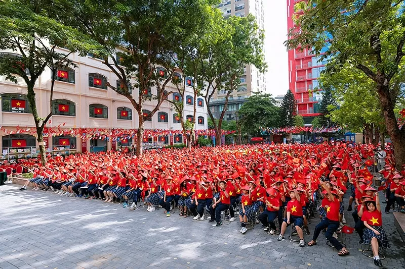 9 ngôn ngữ, một tình yêu: Tuổi trẻ Nguyễn Siêu tri ân Tổ quốc 9 ngôn ngữ, một tình yêu: Tuổi trẻ Nguyễn Siêu tri ân Tổ quốc