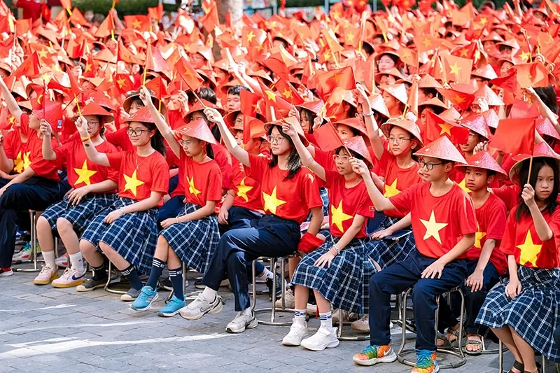9 ngôn ngữ, một tình yêu: Tuổi trẻ Nguyễn Siêu tri ân Tổ quốc 9 ngôn ngữ, một tình yêu: Tuổi trẻ Nguyễn Siêu tri ân Tổ quốc