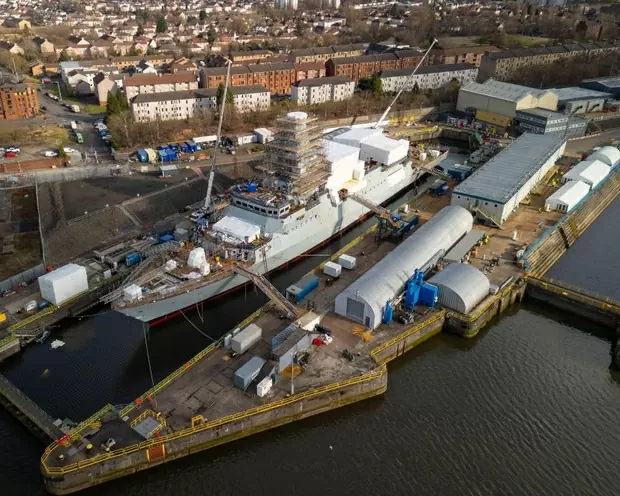 Một tàu khu trục Type 26 đang được đóng tại xưởng đóng tàu Scotstoun của BAE Systems trên sông Clyde, ở Glasgow. Ảnh: Iain Masterton/Alamy