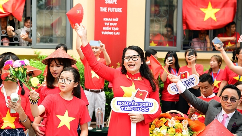 9 ngôn ngữ, một tình yêu: Tuổi trẻ Nguyễn Siêu tri ân Tổ quốc