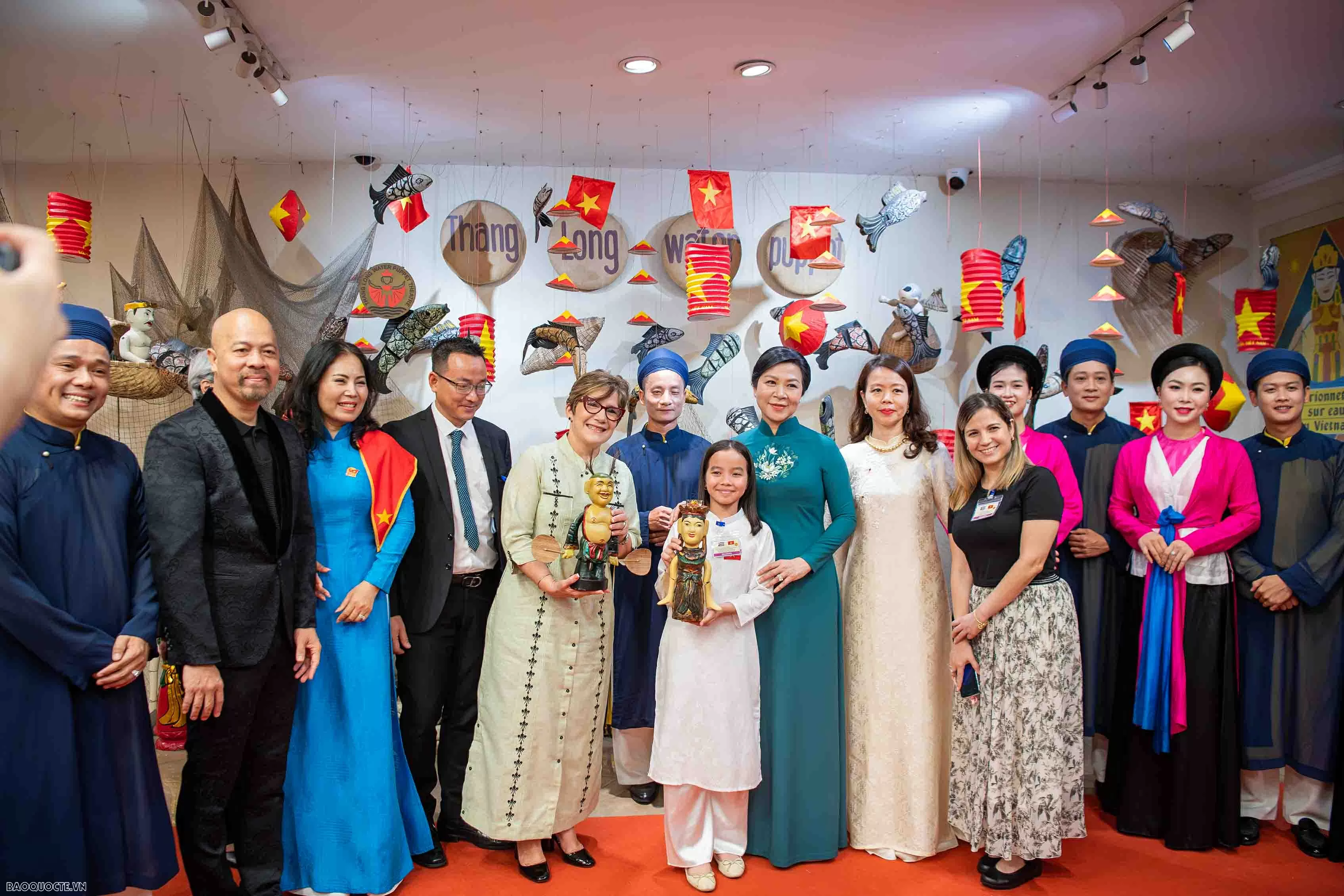 Phu nhân Tổng Bí thư và Phu nhân Bí thư thứ nhất, Chủ tịch nước Cuba xem múa rối nước, tham quan Đền Ngọc Sơn