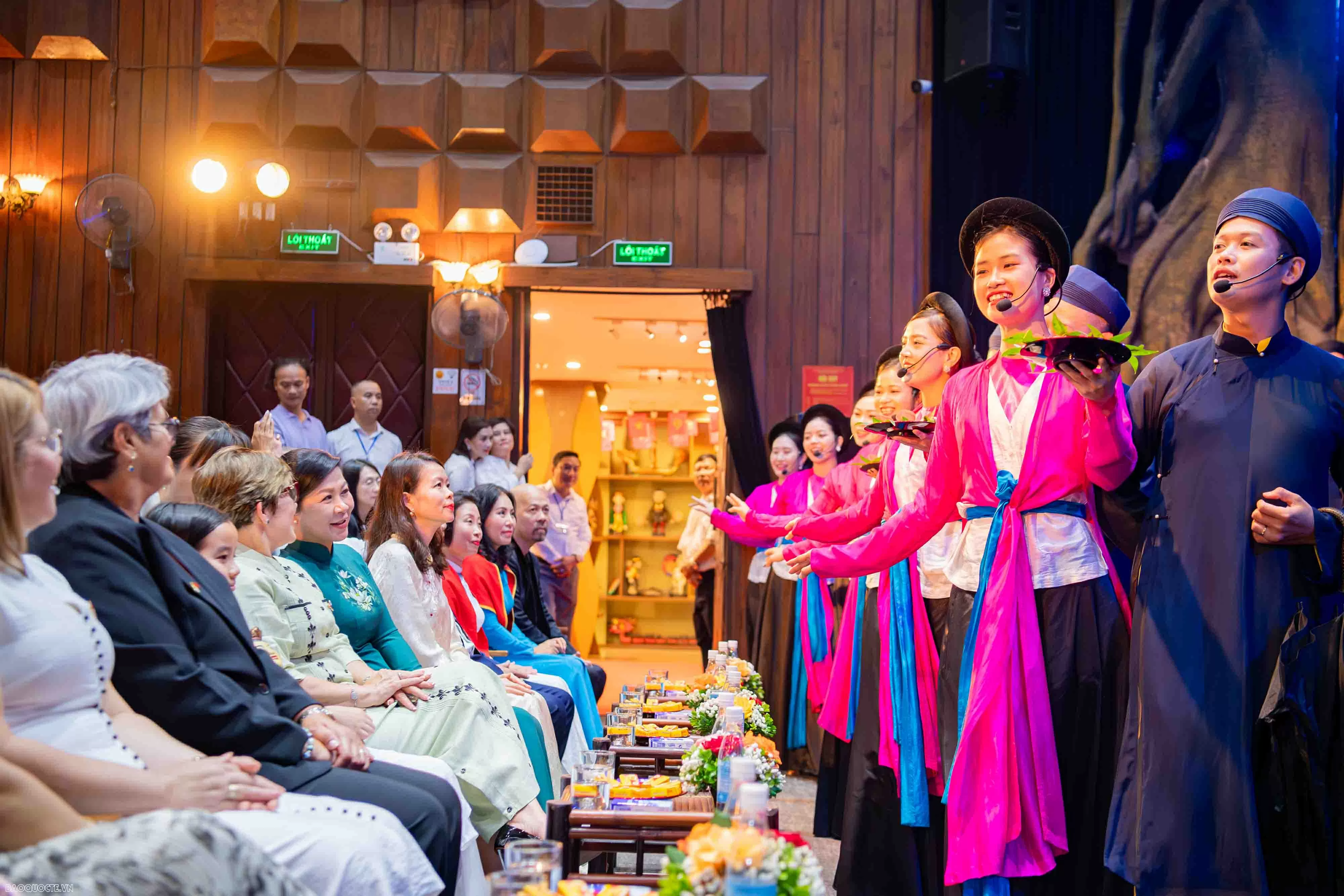 Phu nhân Tổng Bí thư và Phu nhân Bí thư thứ nhất, Chủ tịch nước Cuba xem múa rối nước, tham quan Đền Ngọc Sơn Phu nhân Tổng Bí thư và Phu nhân Bí thư thứ nhất, Chủ tịch nước Cuba xem múa rối nước, tham quan Đền Ngọc Sơn