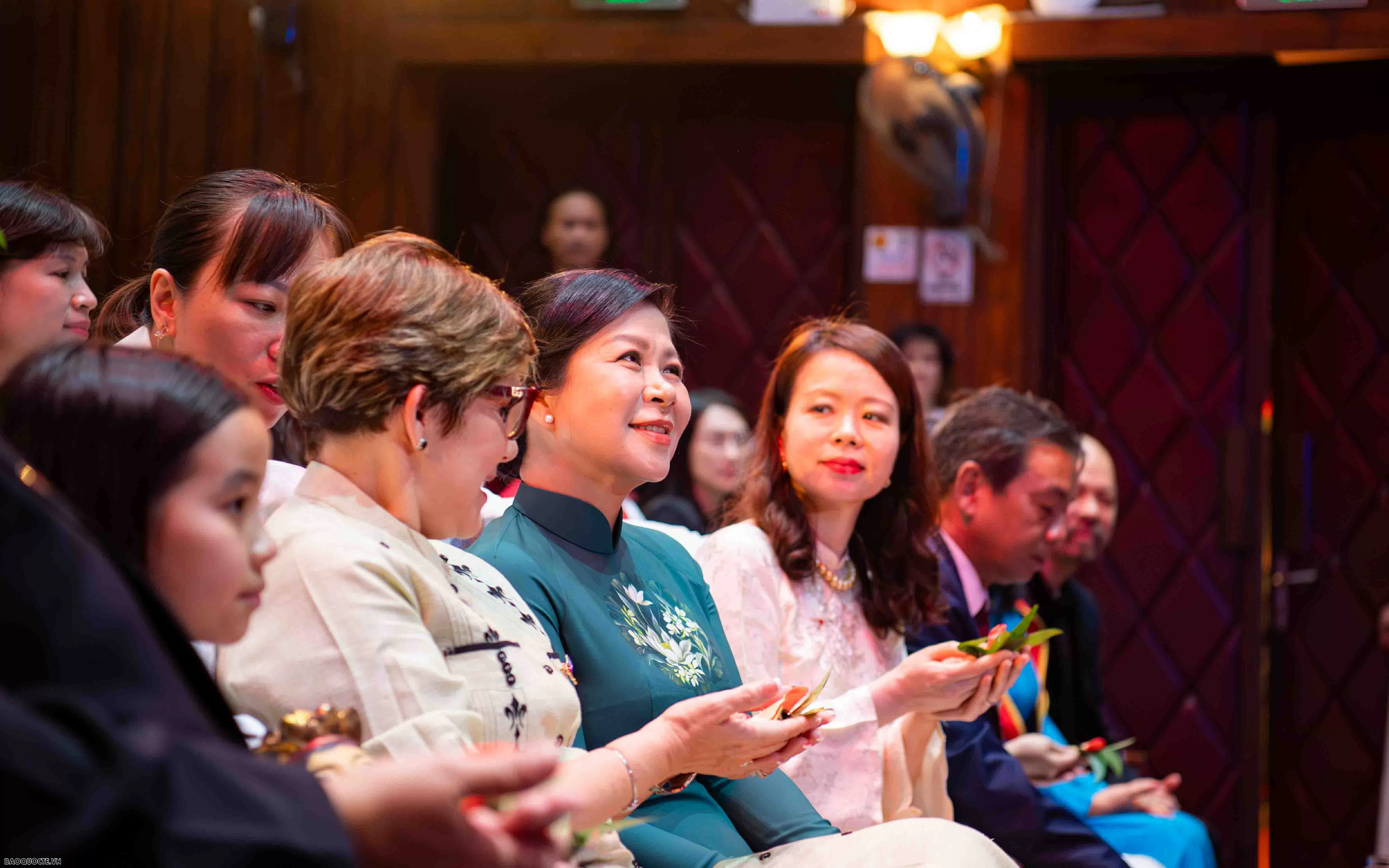 Phu nhân Tổng Bí thư và Phu nhân Bí thư thứ nhất, Chủ tịch nước Cuba xem múa rối nước, tham quan Đền Ngọc Sơn Phu nhân Tổng Bí thư và Phu nhân Bí thư thứ nhất, Chủ tịch nước Cuba xem múa rối nước, tham quan Đền Ngọc Sơn