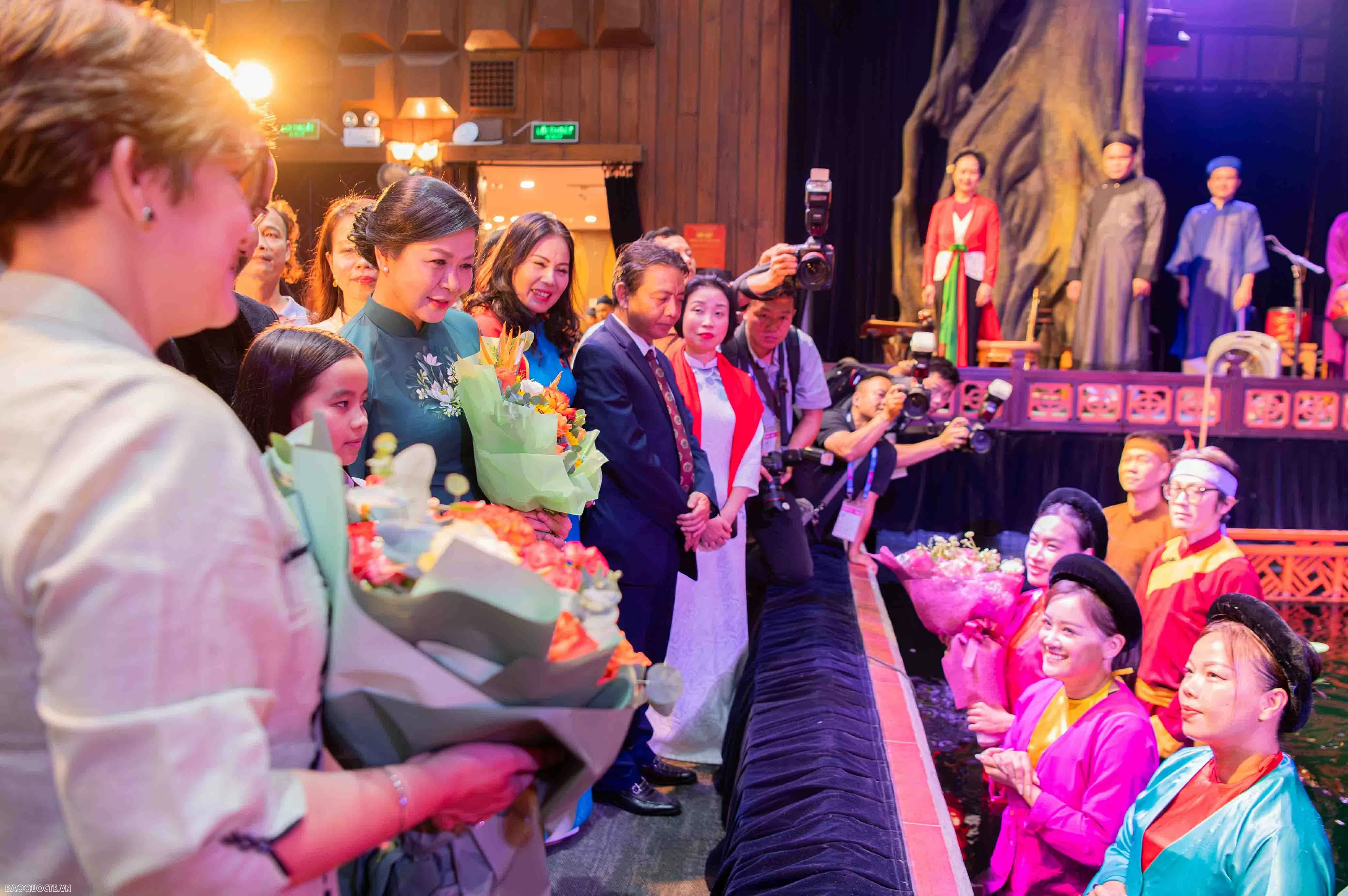 Phu nhân Tổng Bí thư và Phu nhân Bí thư thứ nhất, Chủ tịch nước Cuba xem múa rối nước, tham quan Đền Ngọc Sơn Phu nhân Tổng Bí thư và Phu nhân Bí thư thứ nhất, Chủ tịch nước Cuba xem múa rối nước, tham quan Đền Ngọc Sơn