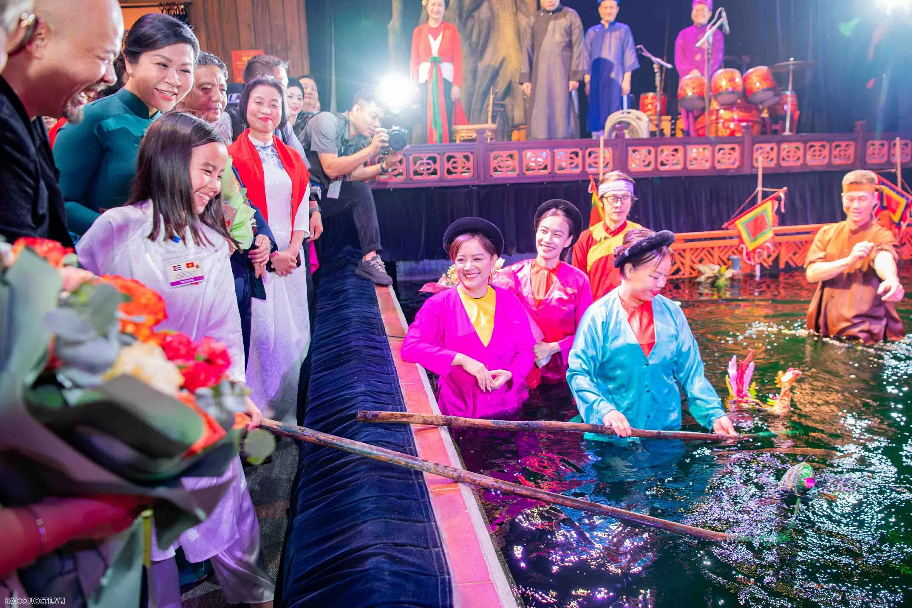 Phu nhân Tổng Bí thư và Phu nhân Bí thư thứ nhất, Chủ tịch nước Cuba xem múa rối nước, tham quan Đền Ngọc Sơn Phu nhân Tổng Bí thư và Phu nhân Bí thư thứ nhất, Chủ tịch nước Cuba xem múa rối nước, tham quan Đền Ngọc Sơn