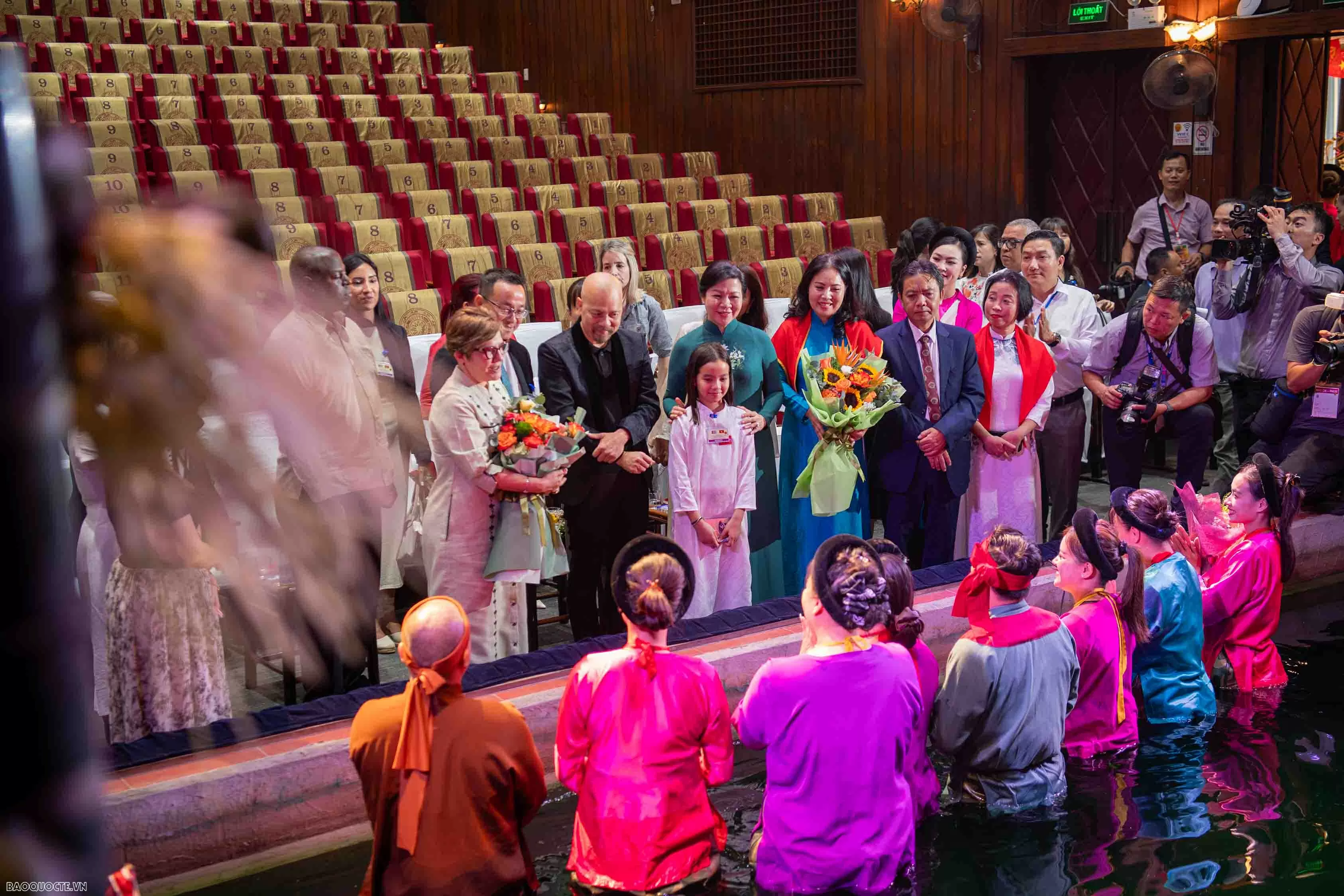 Phu nhân Tổng Bí thư và Phu nhân Bí thư thứ nhất, Chủ tịch nước Cuba xem múa rối nước, tham quan Đền Ngọc Sơn